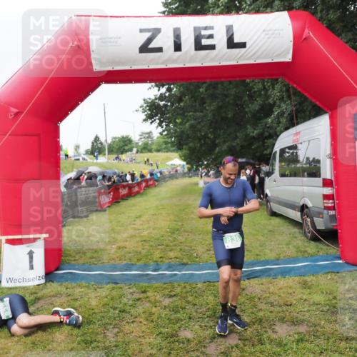 21.06.2025 - 27. Vierlanden-Triathlon MichiJ http://msf.ph/oto/8046177 15.06.2026 13:58:36 Ziel 838 meine-sportfotos.de
