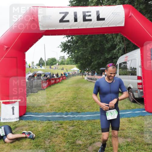 21.06.2025 - 27. Vierlanden-Triathlon MichiJ http://msf.ph/oto/8046181 15.06.2026 13:58:37 Ziel 838 meine-sportfotos.de