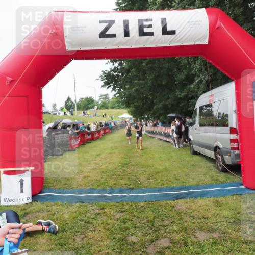 21.06.2025 - 27. Vierlanden-Triathlon MichiJ http://msf.ph/oto/8046187 15.06.2026 13:58:44 Ziel 1156, 1400 meine-sportfotos.de