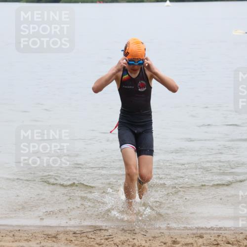 21.06.2025 - 27. Vierlanden-Triathlon Lena Gebhardt http://msf.ph/oto/8046188 15.06.2025 14:52:51 Schwimmen 1358, 1370 meine-sportfotos.de