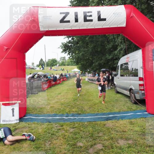 21.06.2025 - 27. Vierlanden-Triathlon MichiJ http://msf.ph/oto/8046194 15.06.2026 13:58:46 Ziel 1156, 1400 meine-sportfotos.de