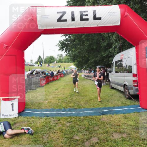 21.06.2025 - 27. Vierlanden-Triathlon MichiJ http://msf.ph/oto/8046195 15.06.2026 13:58:46 Ziel 1156, 1400 meine-sportfotos.de