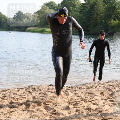 15.06.2025 - 27. Vierlanden-Triathlon Lena Gebhardt http://msf.ph/oto/8046198 15.06.2025 08:42:10 Schwimmen 71, 121, 128, 135, 191 meine-sportfotos.de