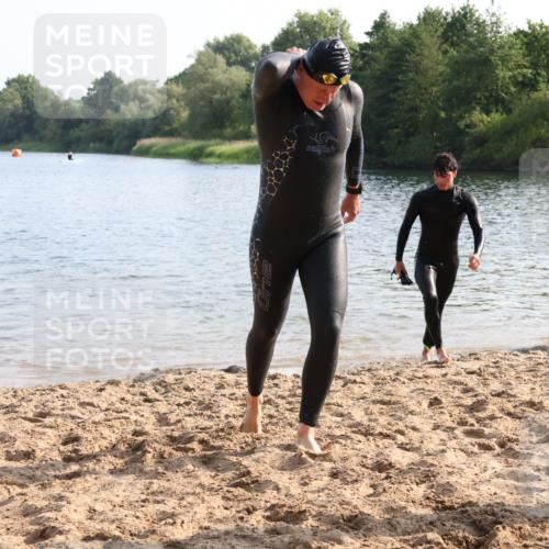 15.06.2025 - 27. Vierlanden-Triathlon Lena Gebhardt http://msf.ph/oto/8046201 15.06.2025 08:42:10 Schwimmen 71, 121, 128, 135, 191 meine-sportfotos.de