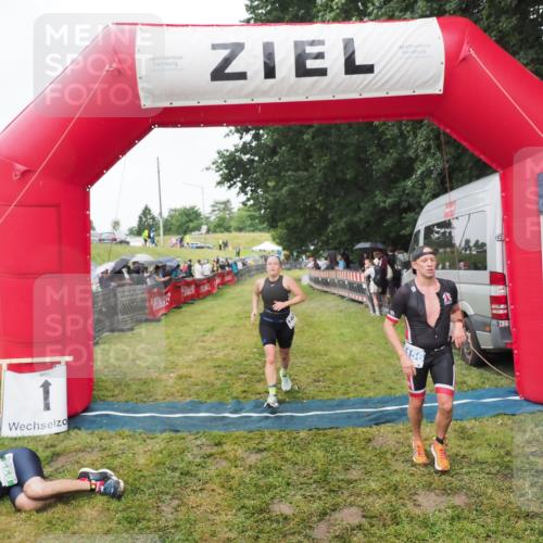 21.06.2025 - 27. Vierlanden-Triathlon MichiJ http://msf.ph/oto/8046204 15.06.2026 13:58:47 Ziel 1156, 1400 meine-sportfotos.de