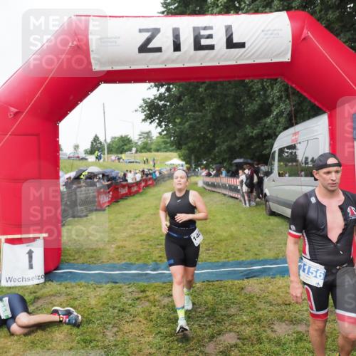 21.06.2025 - 27. Vierlanden-Triathlon MichiJ http://msf.ph/oto/8046212 15.06.2026 13:58:48 Ziel 1156, 1400 meine-sportfotos.de