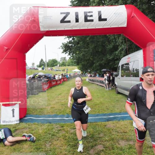 21.06.2025 - 27. Vierlanden-Triathlon MichiJ http://msf.ph/oto/8046214 15.06.2026 13:58:48 Ziel 1156, 1400 meine-sportfotos.de