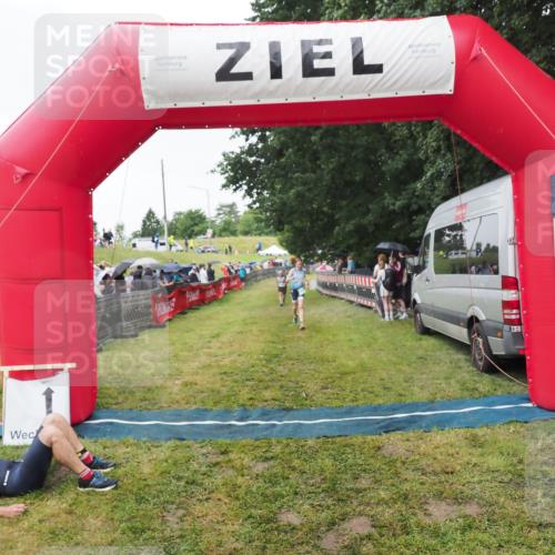 21.06.2025 - 27. Vierlanden-Triathlon MichiJ http://msf.ph/oto/8046216 15.06.2026 13:59:14 Ziel 915 meine-sportfotos.de
