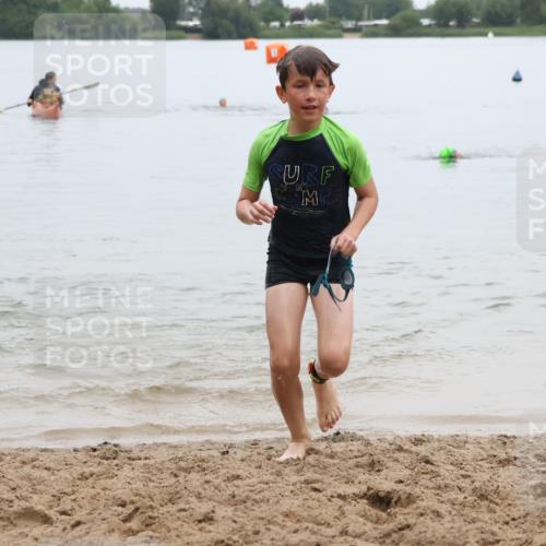 21.06.2025 - 27. Vierlanden-Triathlon Lena Gebhardt http://msf.ph/oto/8046220 15.06.2025 14:52:54 Schwimmen 1358, 1370 meine-sportfotos.de