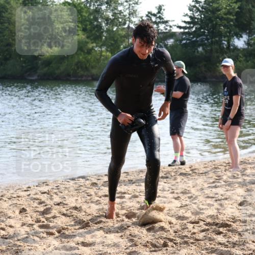 15.06.2025 - 27. Vierlanden-Triathlon Lena Gebhardt http://msf.ph/oto/8046222 15.06.2025 08:42:13 Schwimmen 71, 121, 128, 135, 191 meine-sportfotos.de