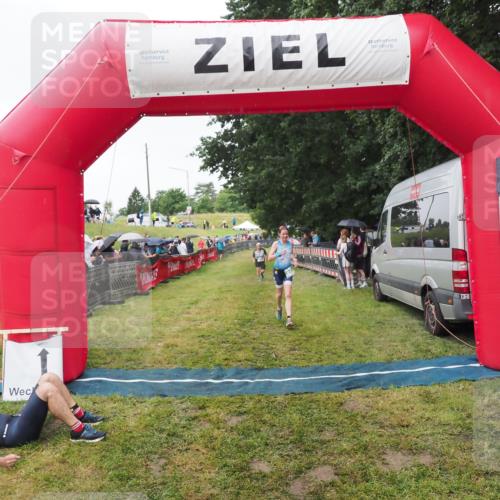 21.06.2025 - 27. Vierlanden-Triathlon MichiJ http://msf.ph/oto/8046223 15.06.2026 13:59:16 Ziel 914, 915 meine-sportfotos.de