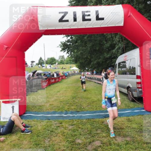 21.06.2025 - 27. Vierlanden-Triathlon MichiJ http://msf.ph/oto/8046228 15.06.2026 13:59:18 Ziel 914, 915 meine-sportfotos.de