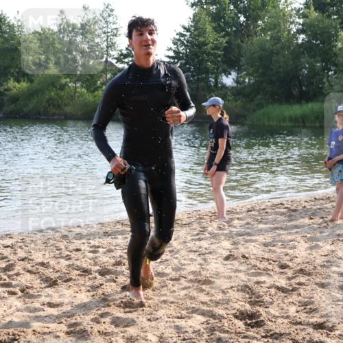 15.06.2025 - 27. Vierlanden-Triathlon Lena Gebhardt http://msf.ph/oto/8046230 15.06.2025 08:42:14 Schwimmen 71, 121, 128, 135, 191 meine-sportfotos.de