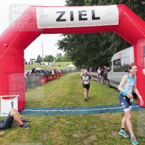 21.06.2025 - 27. Vierlanden-Triathlon MichiJ http://msf.ph/oto/8046231 15.06.2026 13:59:19 Ziel 914, 915 meine-sportfotos.de