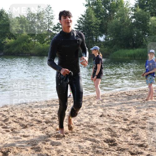 15.06.2025 - 27. Vierlanden-Triathlon Lena Gebhardt http://msf.ph/oto/8046234 15.06.2025 08:42:14 Schwimmen 71, 121, 128, 135, 191 meine-sportfotos.de
