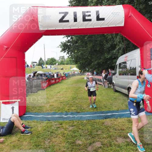 21.06.2025 - 27. Vierlanden-Triathlon MichiJ http://msf.ph/oto/8046235 15.06.2026 13:59:20 Ziel 914, 915 meine-sportfotos.de
