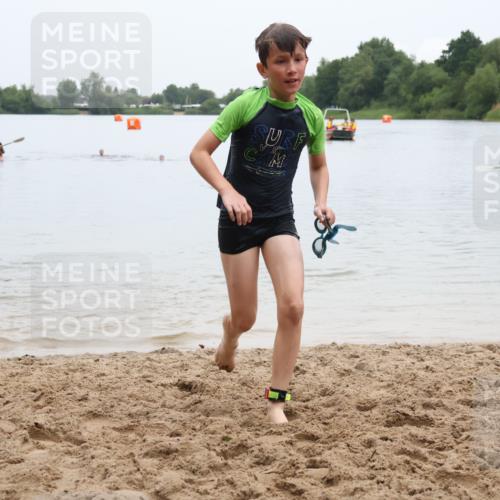 21.06.2025 - 27. Vierlanden-Triathlon Lena Gebhardt http://msf.ph/oto/8046236 15.06.2025 14:52:55 Schwimmen 1358, 1370 meine-sportfotos.de