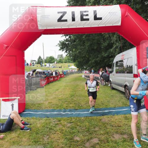 21.06.2025 - 27. Vierlanden-Triathlon MichiJ http://msf.ph/oto/8046237 15.06.2026 13:59:20 Ziel 914, 915 meine-sportfotos.de