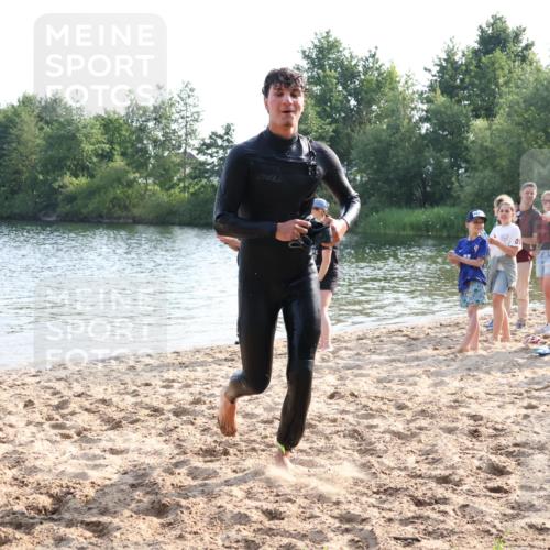 15.06.2025 - 27. Vierlanden-Triathlon Lena Gebhardt http://msf.ph/oto/8046238 15.06.2025 08:42:14 Schwimmen 71, 121, 128, 135, 191 meine-sportfotos.de
