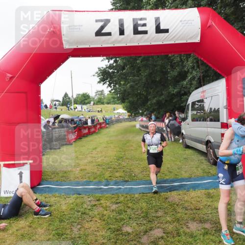 21.06.2025 - 27. Vierlanden-Triathlon MichiJ http://msf.ph/oto/8046240 15.06.2026 13:59:20 Ziel 914, 915 meine-sportfotos.de