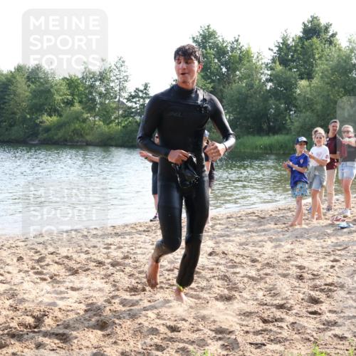 15.06.2025 - 27. Vierlanden-Triathlon Lena Gebhardt http://msf.ph/oto/8046241 15.06.2025 08:42:14 Schwimmen 71, 121, 128, 135, 191 meine-sportfotos.de