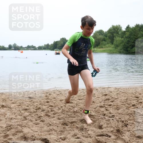 21.06.2025 - 27. Vierlanden-Triathlon Lena Gebhardt http://msf.ph/oto/8046244 15.06.2025 14:52:56 Schwimmen 1358, 1370 meine-sportfotos.de