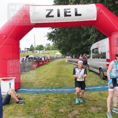 21.06.2025 - 27. Vierlanden-Triathlon MichiJ http://msf.ph/oto/8046245 15.06.2026 13:59:21 Ziel 914, 915 meine-sportfotos.de
