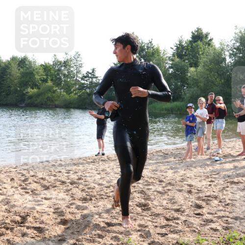 15.06.2025 - 27. Vierlanden-Triathlon Lena Gebhardt http://msf.ph/oto/8046246 15.06.2025 08:42:15 Schwimmen 71, 121, 128, 135, 191 meine-sportfotos.de