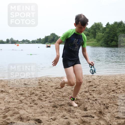 21.06.2025 - 27. Vierlanden-Triathlon Lena Gebhardt http://msf.ph/oto/8046247 15.06.2025 14:52:56 Schwimmen 1358, 1370 meine-sportfotos.de