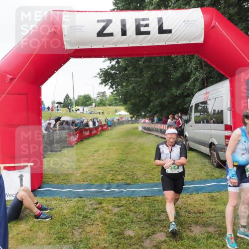 21.06.2025 - 27. Vierlanden-Triathlon MichiJ http://msf.ph/oto/8046248 15.06.2026 13:59:21 Ziel 914, 915 meine-sportfotos.de