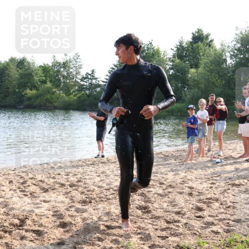 15.06.2025 - 27. Vierlanden-Triathlon Lena Gebhardt http://msf.ph/oto/8046249 15.06.2025 08:42:15 Schwimmen 71, 121, 128, 135, 191 meine-sportfotos.de