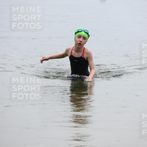 21.06.2025 - 27. Vierlanden-Triathlon Lena Gebhardt http://msf.ph/oto/8046251 15.06.2025 14:53:18 Schwimmen 1368 meine-sportfotos.de
