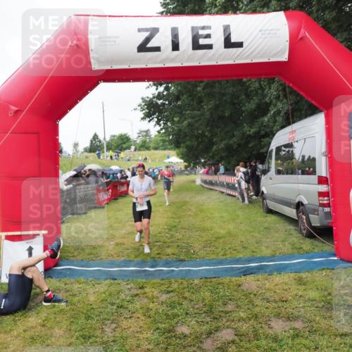 21.06.2025 - 27. Vierlanden-Triathlon MichiJ http://msf.ph/oto/8046254 15.06.2026 13:59:37 Ziel 205, 880 meine-sportfotos.de