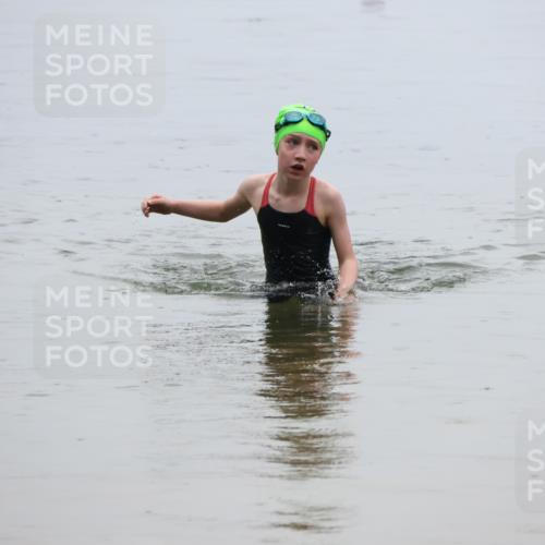 21.06.2025 - 27. Vierlanden-Triathlon Lena Gebhardt http://msf.ph/oto/8046255 15.06.2025 14:53:19 Schwimmen 1368 meine-sportfotos.de