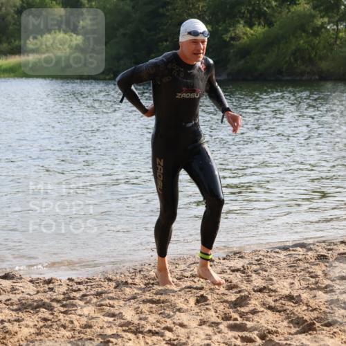 15.06.2025 - 27. Vierlanden-Triathlon Lena Gebhardt http://msf.ph/oto/8046257 15.06.2025 08:42:16 Schwimmen 71, 121, 128, 135, 191 meine-sportfotos.de