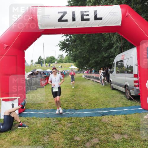 21.06.2025 - 27. Vierlanden-Triathlon MichiJ http://msf.ph/oto/8046261 15.06.2026 13:59:37 Ziel 205, 880 meine-sportfotos.de