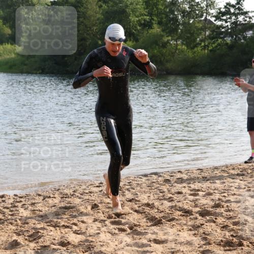 15.06.2025 - 27. Vierlanden-Triathlon Lena Gebhardt http://msf.ph/oto/8046264 15.06.2025 08:42:16 Schwimmen 71, 121, 128, 135, 191 meine-sportfotos.de