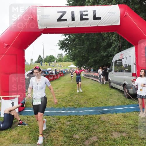 21.06.2025 - 27. Vierlanden-Triathlon MichiJ http://msf.ph/oto/8046272 15.06.2026 13:59:38 Ziel 205, 880, 1100 meine-sportfotos.de