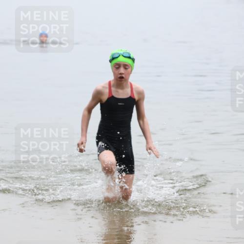 21.06.2025 - 27. Vierlanden-Triathlon Lena Gebhardt http://msf.ph/oto/8046273 15.06.2025 14:53:22 Schwimmen 1368 meine-sportfotos.de