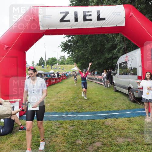 21.06.2025 - 27. Vierlanden-Triathlon MichiJ http://msf.ph/oto/8046274 15.06.2026 13:59:39 Ziel 205, 880, 1100 meine-sportfotos.de