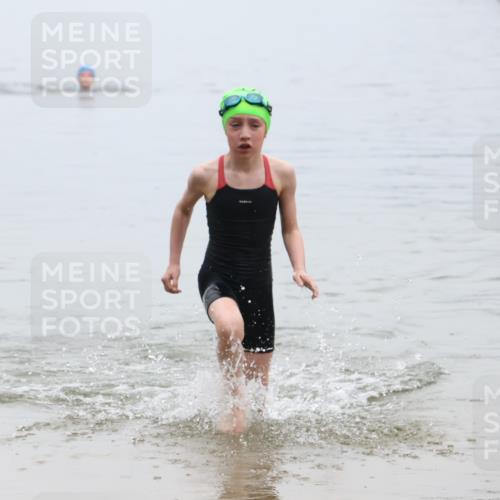 21.06.2025 - 27. Vierlanden-Triathlon Lena Gebhardt http://msf.ph/oto/8046277 15.06.2025 14:53:22 Schwimmen 1368 meine-sportfotos.de