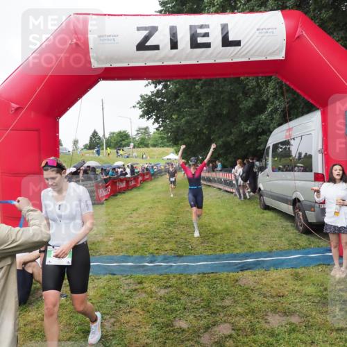 21.06.2025 - 27. Vierlanden-Triathlon MichiJ http://msf.ph/oto/8046278 15.06.2026 13:59:39 Ziel 205, 880, 1100 meine-sportfotos.de