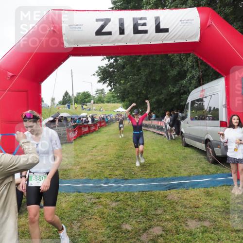 21.06.2025 - 27. Vierlanden-Triathlon MichiJ http://msf.ph/oto/8046280 15.06.2026 13:59:39 Ziel 205, 880, 1100 meine-sportfotos.de