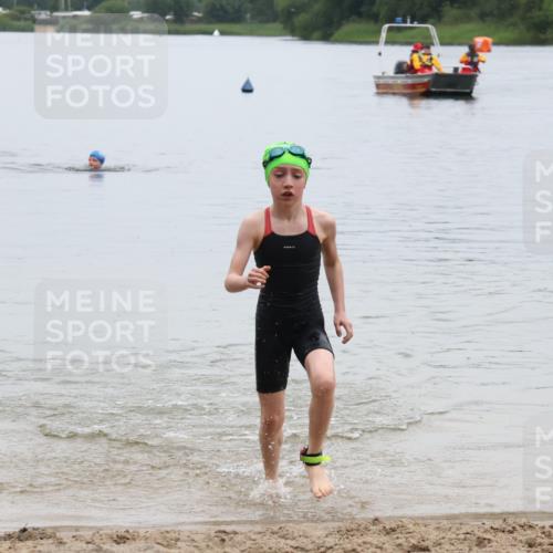 21.06.2025 - 27. Vierlanden-Triathlon Lena Gebhardt http://msf.ph/oto/8046281 15.06.2025 14:53:23 Schwimmen 1368 meine-sportfotos.de
