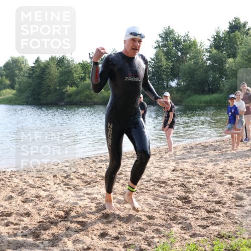 15.06.2025 - 27. Vierlanden-Triathlon Lena Gebhardt http://msf.ph/oto/8046282 15.06.2025 08:42:18 Schwimmen 71, 121, 135, 191 meine-sportfotos.de