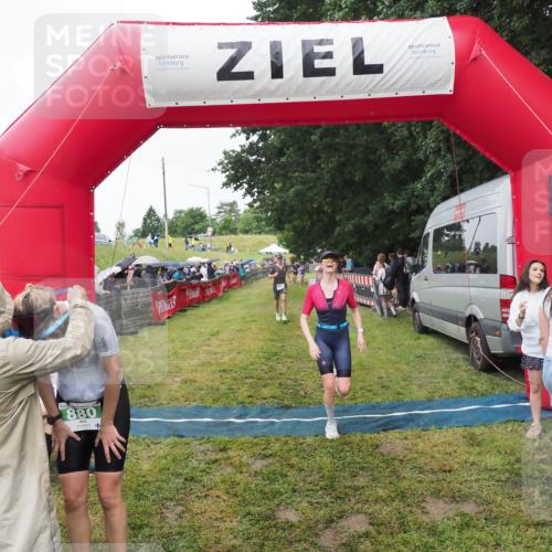 21.06.2025 - 27. Vierlanden-Triathlon MichiJ http://msf.ph/oto/8046287 15.06.2026 13:59:40 Ziel 205, 880, 1100 meine-sportfotos.de
