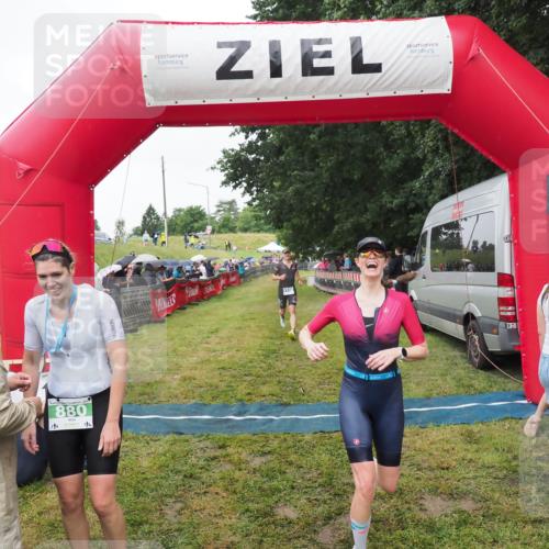 21.06.2025 - 27. Vierlanden-Triathlon MichiJ http://msf.ph/oto/8046293 15.06.2026 13:59:40 Ziel 205, 880, 1100 meine-sportfotos.de