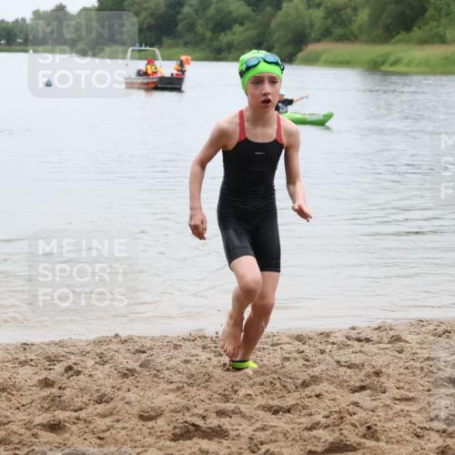21.06.2025 - 27. Vierlanden-Triathlon Lena Gebhardt http://msf.ph/oto/8046296 15.06.2025 14:53:25 Schwimmen 1368 meine-sportfotos.de