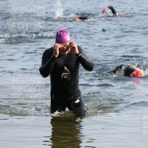 15.06.2025 - 27. Vierlanden-Triathlon Lena Gebhardt http://msf.ph/oto/8046302 15.06.2025 08:42:43 Schwimmen 137, 154 meine-sportfotos.de