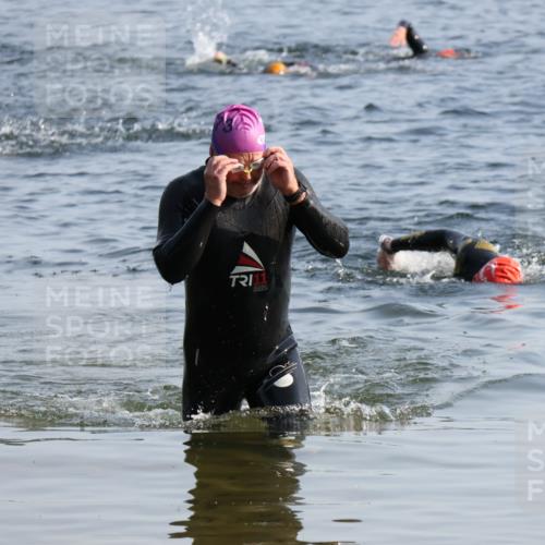 15.06.2025 - 27. Vierlanden-Triathlon Lena Gebhardt http://msf.ph/oto/8046305 15.06.2025 08:42:43 Schwimmen 137, 154 meine-sportfotos.de
